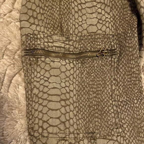 **NEW** XCVI Python Print Cargo Style Leggings - Picture 14 of 15